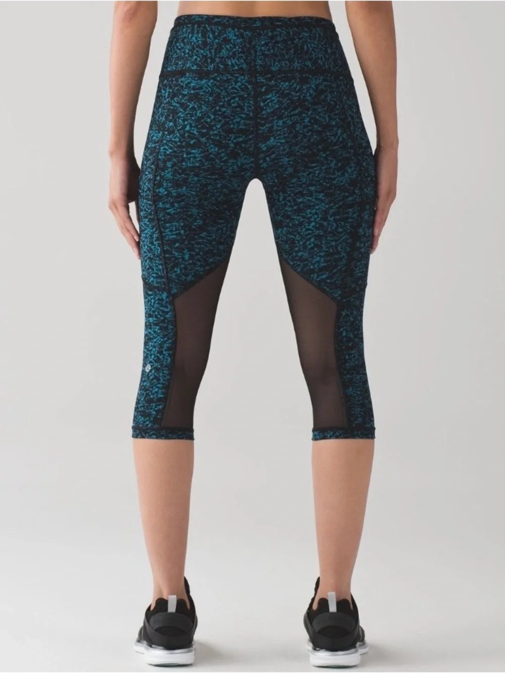 Lululemon Outrun 17” Crop in Iced Wave Capri Black